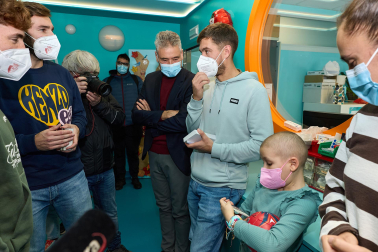 Ambiente rojillo este lunes en el HUN en la tradicional visita navideña de Osasuna a los niños hospitalizados.