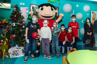 Ambiente rojillo este lunes en el HUN en la tradicional visita navideña de Osasuna a los niños hospitalizados.