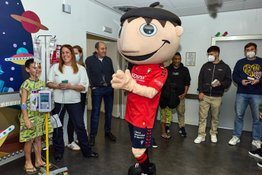 Ambiente rojillo este lunes en el HUN en la tradicional visita navideña de Osasuna a los niños hospitalizados.