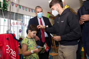 Ambiente rojillo este lunes en el HUN en la tradicional visita navideña de Osasuna a los niños hospitalizados.