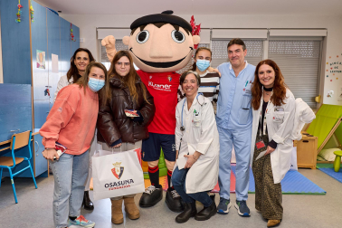 Ambiente rojillo este lunes en el HUN en la tradicional visita navideña de Osasuna a los niños hospitalizados.