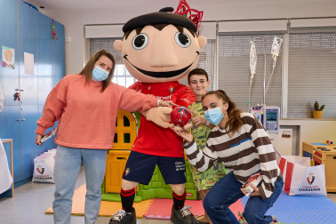 Ambiente rojillo este lunes en el HUN en la tradicional visita navideña de Osasuna a los niños hospitalizados.