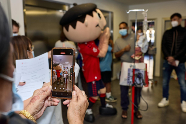 Ambiente rojillo este lunes en el HUN en la tradicional visita navideña de Osasuna a los niños hospitalizados.
