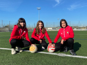 Mara Amezcua, Naia Latienda y Saioa García ejercen de recogepelotas en el Interescolar