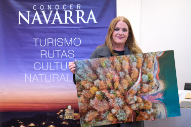 Pili Nuin, con la imagen 'Ecos del agua' de Jesús Diges, ganador del premio 'Paisajes habitados'