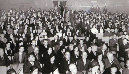 Público en una sesión de cine en el Teatro Gayarre, en 1931