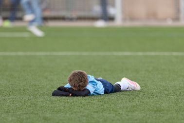 Un jugador del torneo se lamenta sobre el césped de uno de los campos de Tajonar
