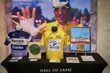 Un maillot amarillo del Tour de Francia de Miguel Induráin, protagonista de la exposición