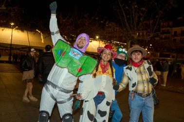 Fotos de los disfraces de Nochevieja 2025 en Pamplona.