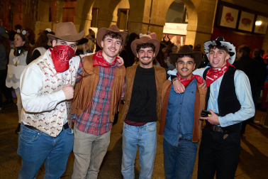 Fotos de los disfraces de Nochevieja 2025 en Pamplona.