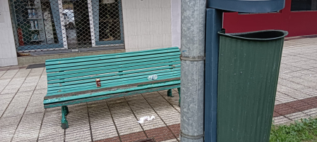 En la calle Mariano Arigita de Pamplona alguno prefiere dejar la lata y la botella en el banco aunque la papelera está a metro y medio.