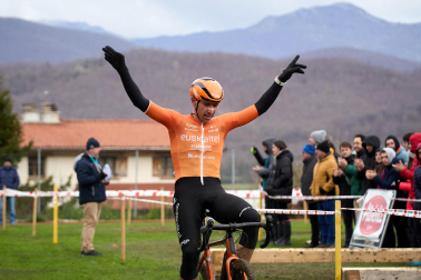 Fotos del VI Memorial Benigno Mendia, campeonato navarro de ciclocross en Urdiáin