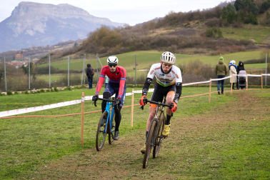 Fotos del VI Memorial Benigno Mendia, campeonato navarro de ciclocross en Urdiáin