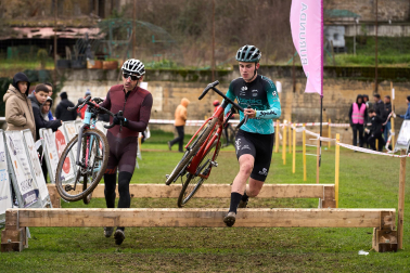 Fotos del VI Memorial Benigno Mendia, campeonato navarro de ciclocross en Urdiáin