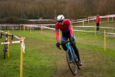 Fotos del VI Memorial Benigno Mendia, campeonato navarro de ciclocross en Urdiáin