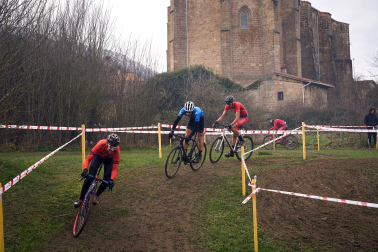Fotos del VI Memorial Benigno Mendia, campeonato navarro de ciclocross en Urdiáin