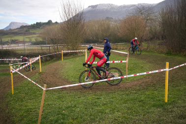 Fotos del VI Memorial Benigno Mendia, campeonato navarro de ciclocross en Urdiáin
