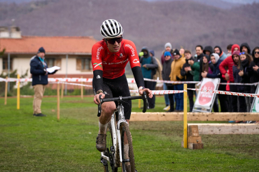 Fotos del VI Memorial Benigno Mendia, campeonato navarro de ciclocross en Urdiáin