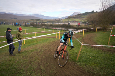 Fotos del VI Memorial Benigno Mendia, campeonato navarro de ciclocross en Urdiáin