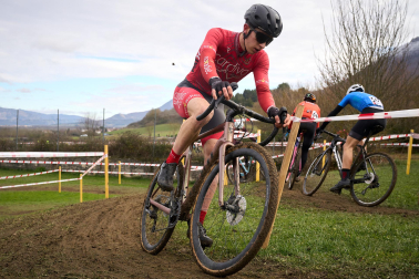 Fotos del VI Memorial Benigno Mendia, campeonato navarro de ciclocross en Urdiáin