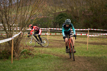 Fotos del VI Memorial Benigno Mendia, campeonato navarro de ciclocross en Urdiáin