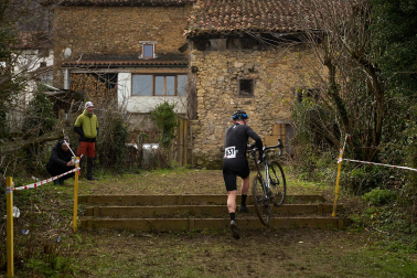 Fotos del VI Memorial Benigno Mendia, campeonato navarro de ciclocross en Urdiáin
