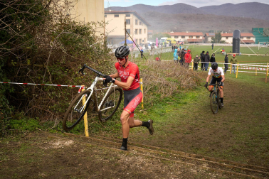 Fotos del VI Memorial Benigno Mendia, campeonato navarro de ciclocross en Urdiáin