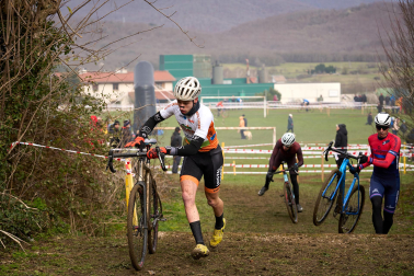 Fotos del VI Memorial Benigno Mendia, campeonato navarro de ciclocross en Urdiáin