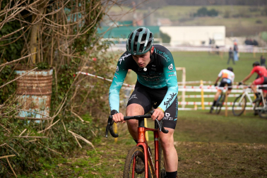 Fotos del VI Memorial Benigno Mendia, campeonato navarro de ciclocross en Urdiáin