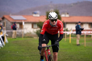 Fotos del VI Memorial Benigno Mendia, campeonato navarro de ciclocross en Urdiáin
