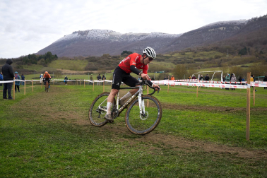 Fotos del VI Memorial Benigno Mendia, campeonato navarro de ciclocross en Urdiáin