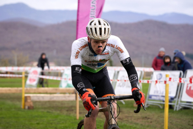 Fotos del VI Memorial Benigno Mendia, campeonato navarro de ciclocross en Urdiáin
