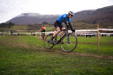 Fotos del VI Memorial Benigno Mendia, campeonato navarro de ciclocross en Urdiáin