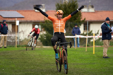 Fotos del VI Memorial Benigno Mendia, campeonato navarro de ciclocross en Urdiáin