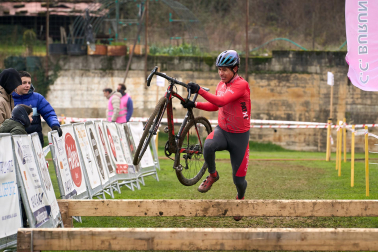 Fotos del VI Memorial Benigno Mendia, campeonato navarro de ciclocross en Urdiáin