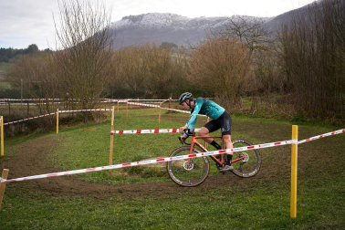 Fotos del VI Memorial Benigno Mendia, campeonato navarro de ciclocross en Urdiáin