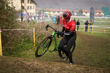 Fotos del VI Memorial Benigno Mendia, campeonato navarro de ciclocross en Urdiáin