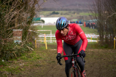 Fotos del VI Memorial Benigno Mendia, campeonato navarro de ciclocross en Urdiáin