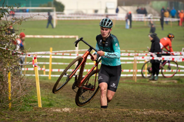 Fotos del VI Memorial Benigno Mendia, campeonato navarro de ciclocross en Urdiáin