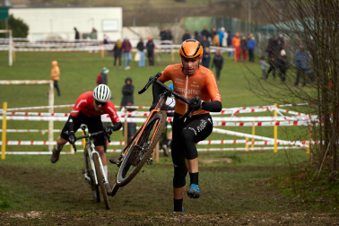 Fotos del VI Memorial Benigno Mendia, campeonato navarro de ciclocross en Urdiáin