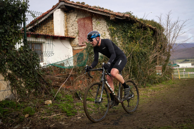 Fotos del VI Memorial Benigno Mendia, campeonato navarro de ciclocross en Urdiáin