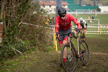 Fotos del VI Memorial Benigno Mendia, campeonato navarro de ciclocross en Urdiáin