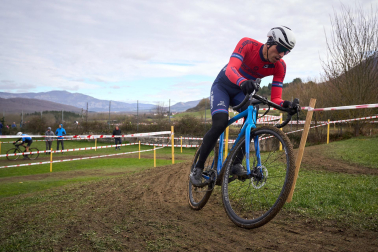 Fotos del VI Memorial Benigno Mendia, campeonato navarro de ciclocross en Urdiáin