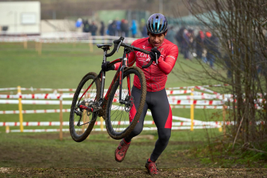 Fotos del VI Memorial Benigno Mendia, campeonato navarro de ciclocross en Urdiáin