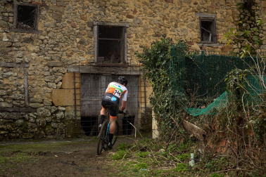 Fotos del VI Memorial Benigno Mendia, campeonato navarro de ciclocross en Urdiáin