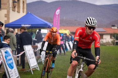 Fotos del VI Memorial Benigno Mendia, campeonato navarro de ciclocross en Urdiáin