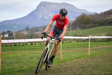 Fotos del VI Memorial Benigno Mendia, campeonato navarro de ciclocross en Urdiáin