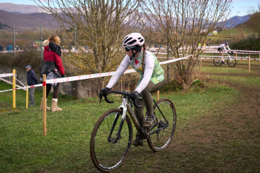 Fotos del VI Memorial Benigno Mendia, campeonato navarro de ciclocross en Urdiáin