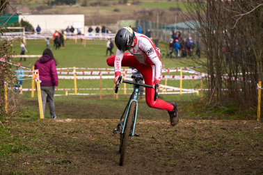 Fotos del VI Memorial Benigno Mendia, campeonato navarro de ciclocross en Urdiáin