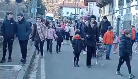 Los niños y niñas de Leitza llaman a los Reyes Magos con cencerros